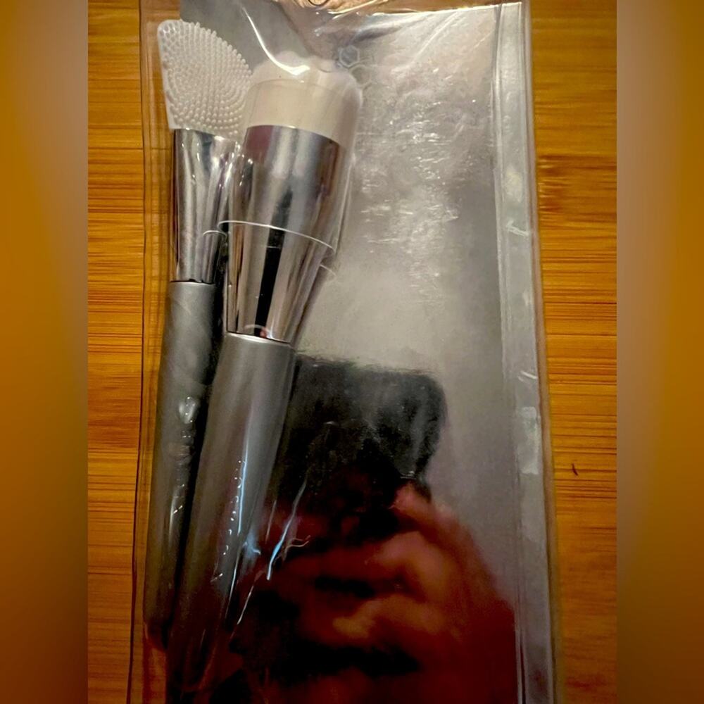 NWT Cosmetic Skincare Brush Set